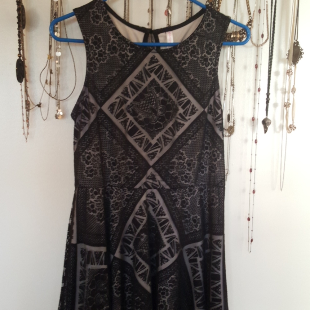 Sleeveless lace dress